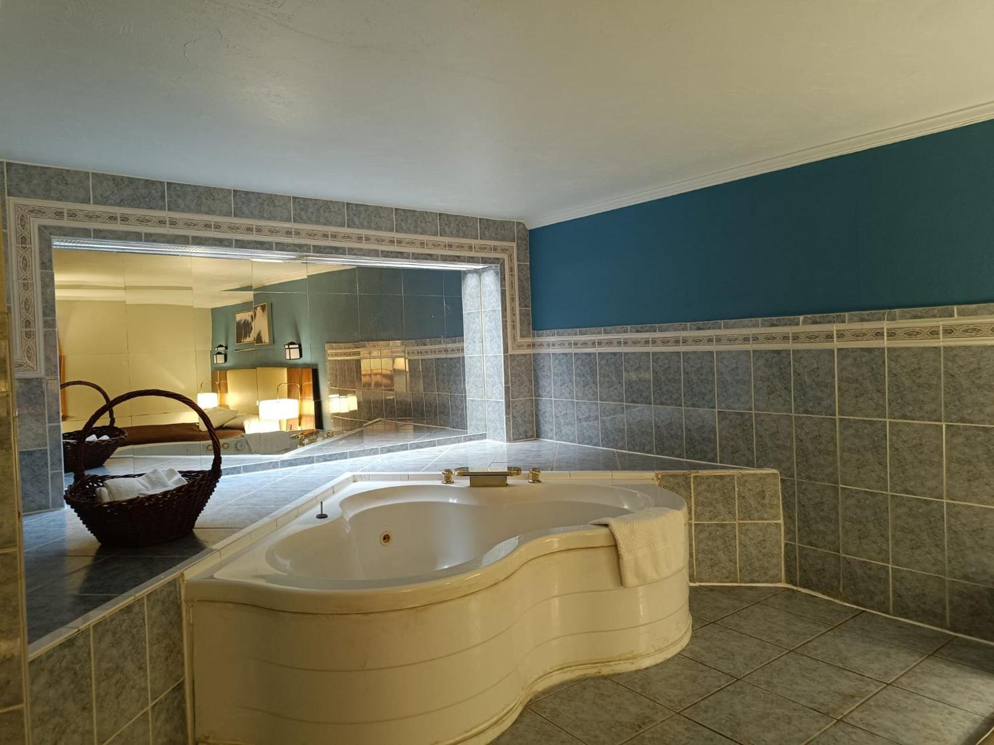 King Room Jacuzzi,1556815309:JPEG